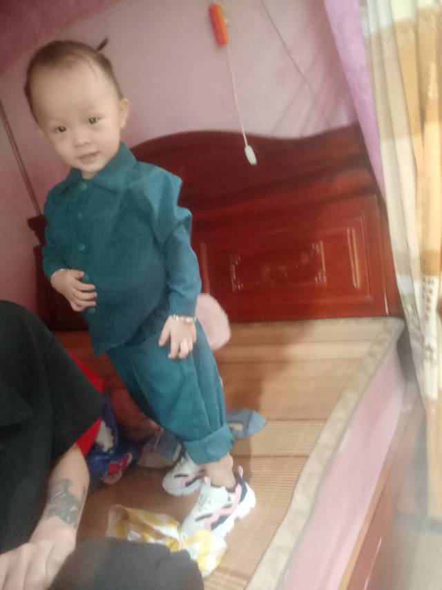 走失者照片 一个母亲带两个孩子一男一女