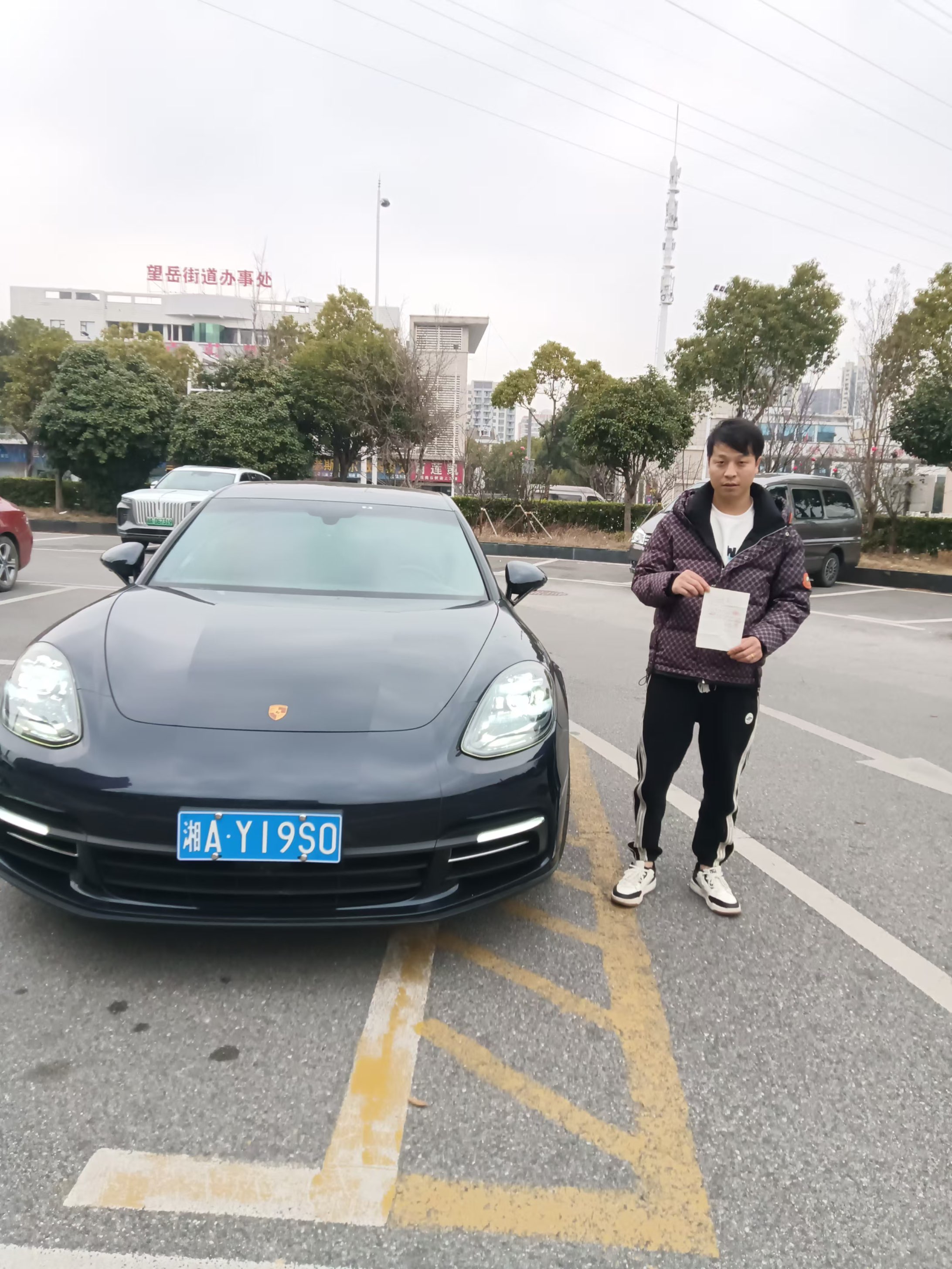 走失者照片 这个人诈骗了很多人钱，连自己的儿子...