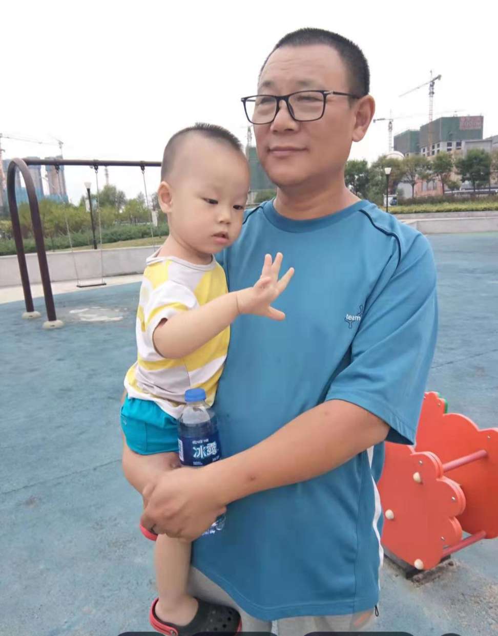 走失者照片 这是我老公于涛和儿子的照片，寻找哥...
