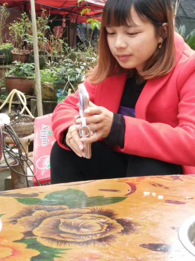 走失者照片 请各位朋友看到劝她和家里联系