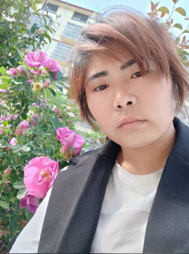 走失者照片 米黄色裤子浅蓝色上衣