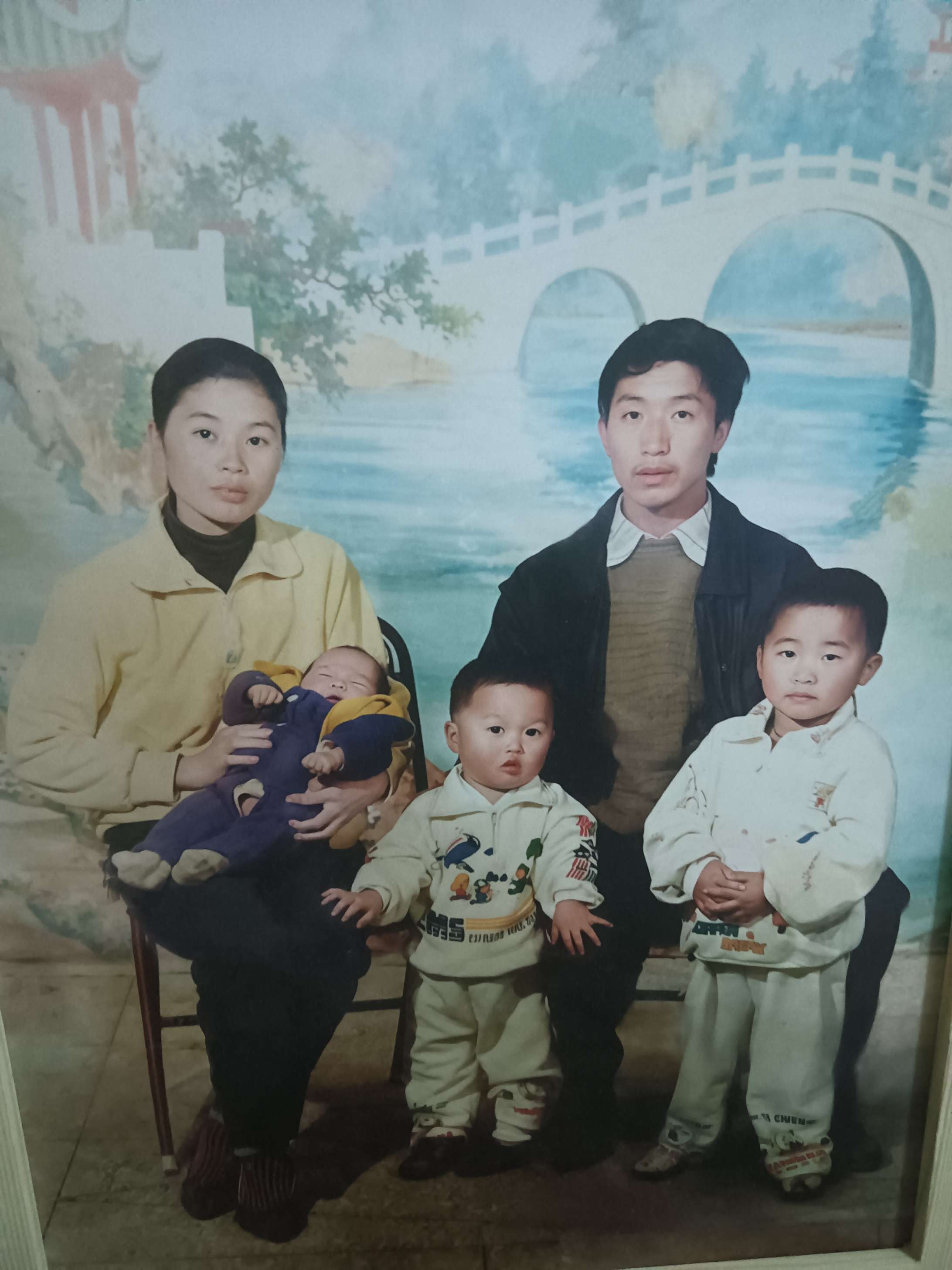 走失者照片 妈妈精神失常，耳朵被剪了一个小口