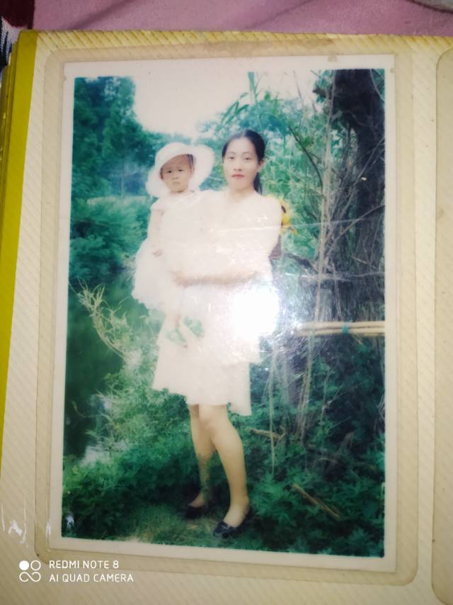 走失者照片 抱小孩的就是要寻找的妹妹！希望你看...