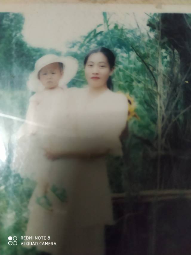 走失者照片 抱小孩的就是要寻找的妹妹！希望你看...