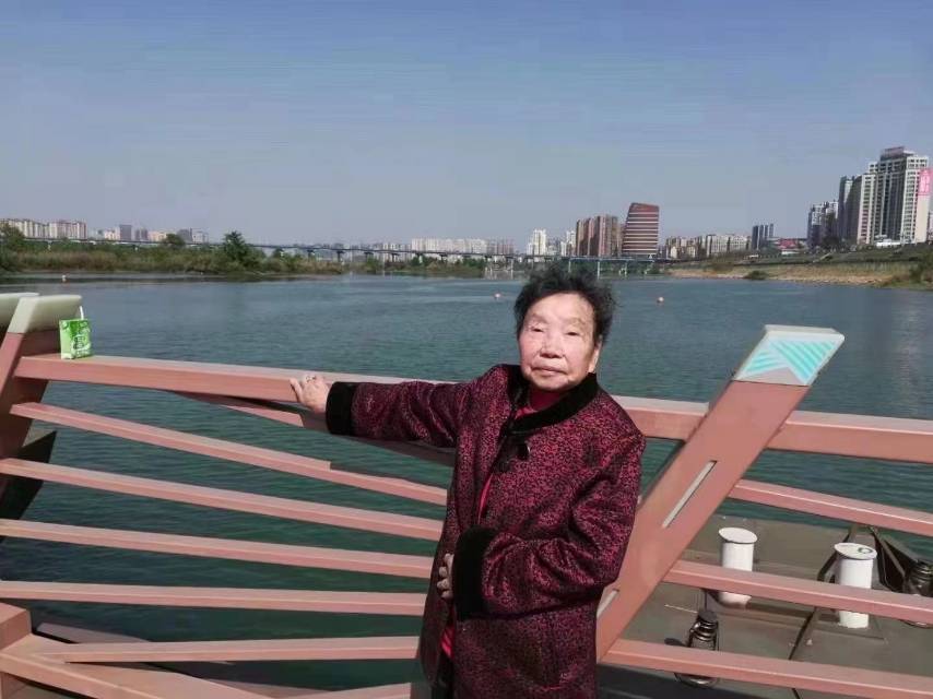 走失者照片 奶奶患有老年痴呆，拜托朋友们帮忙转...