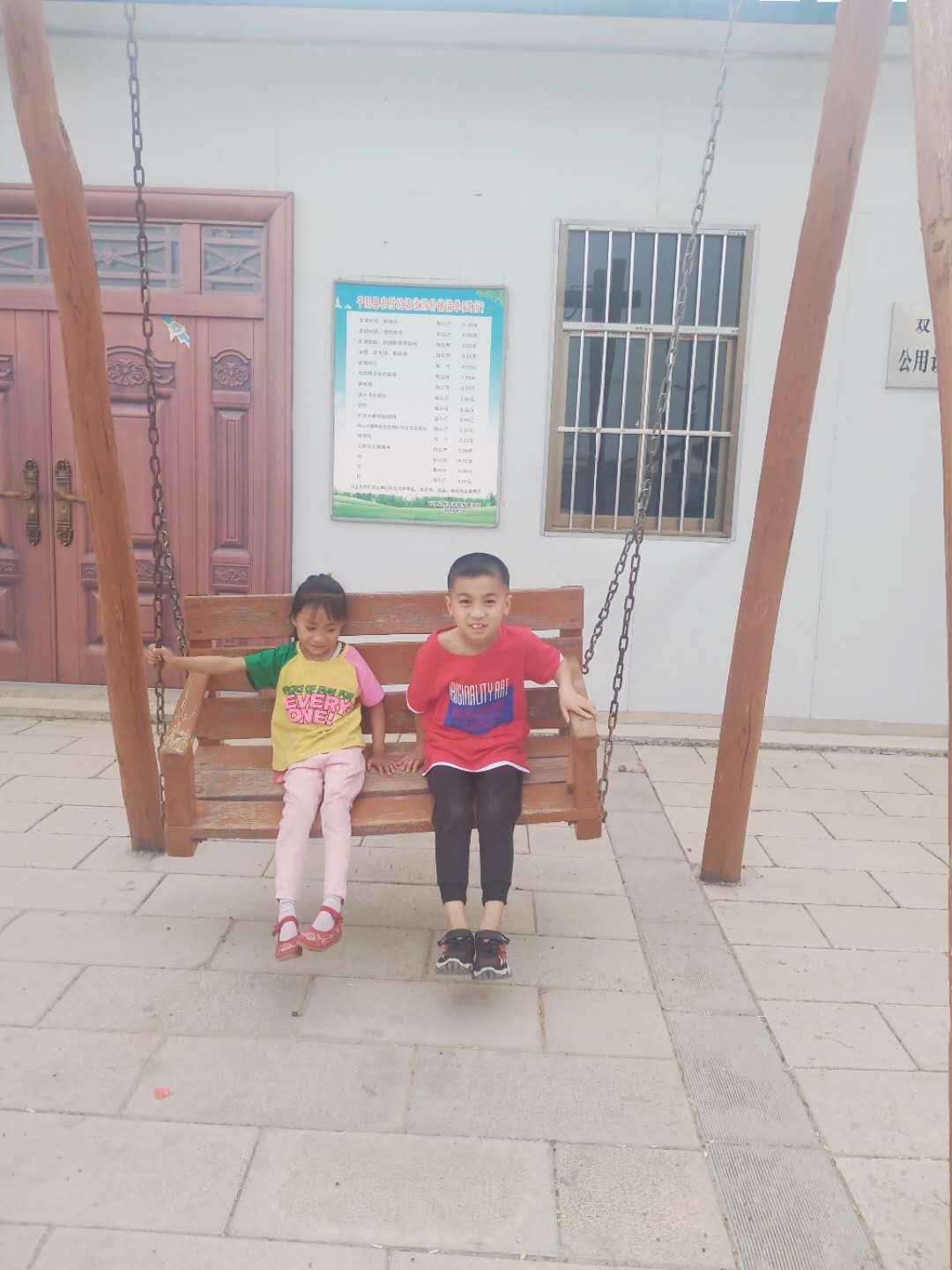走失者照片 孩子在等着妈妈回家