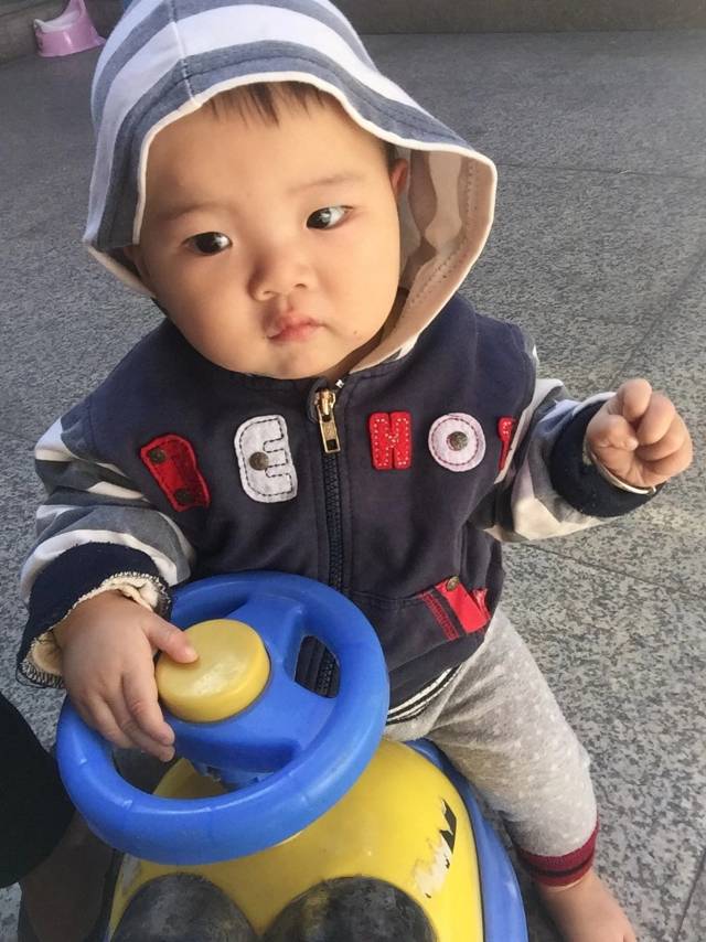 走失者照片 一个母亲带两个孩子一男一女
