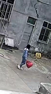 走失者照片 请大家帮忙，家里还有3个小孩，谢谢...