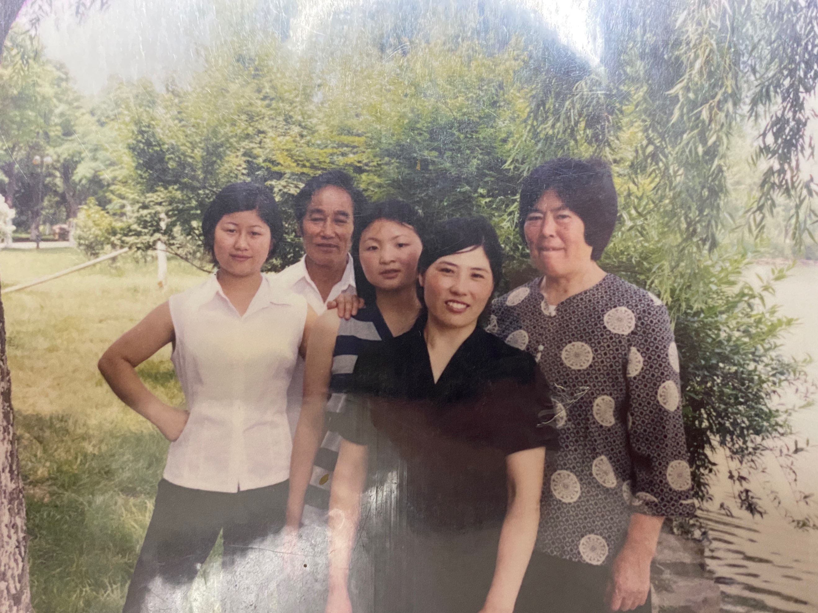 走失者照片 寻找亲生母亲徐金钗，图片最左边的。