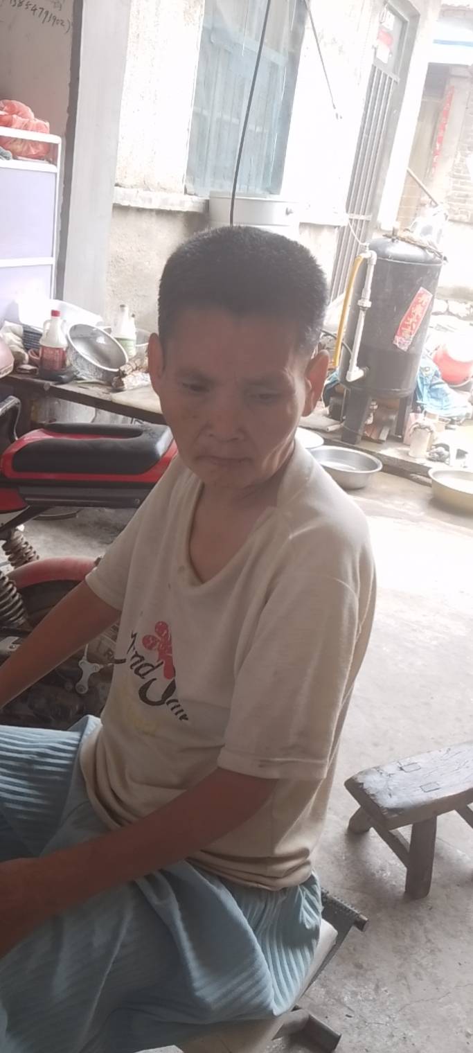 走失者照片 请家人家属快快来认领，名字，地址也...