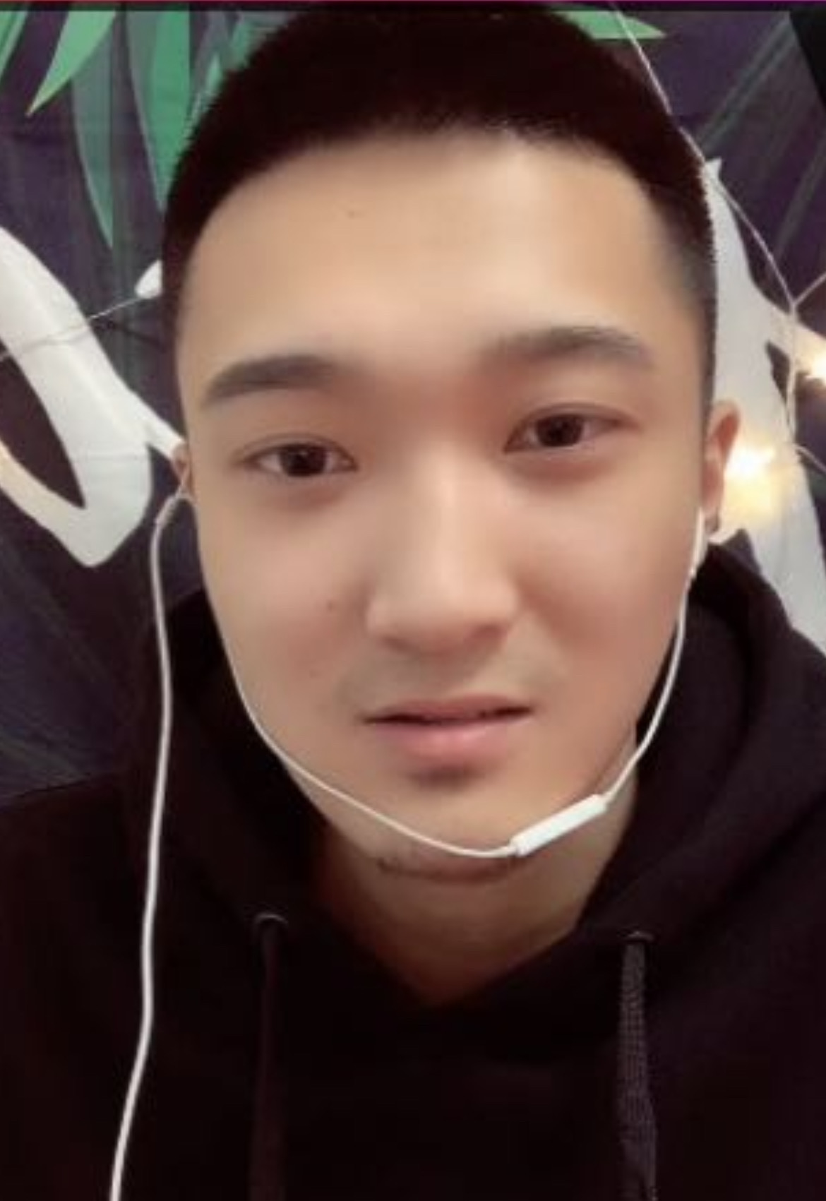 走失者照片 警官进入处理协商 警方校方现都联系...