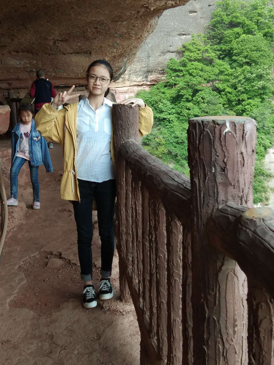 走失者照片 、上身穿黑长袄，穿运动鞋，学生头，...