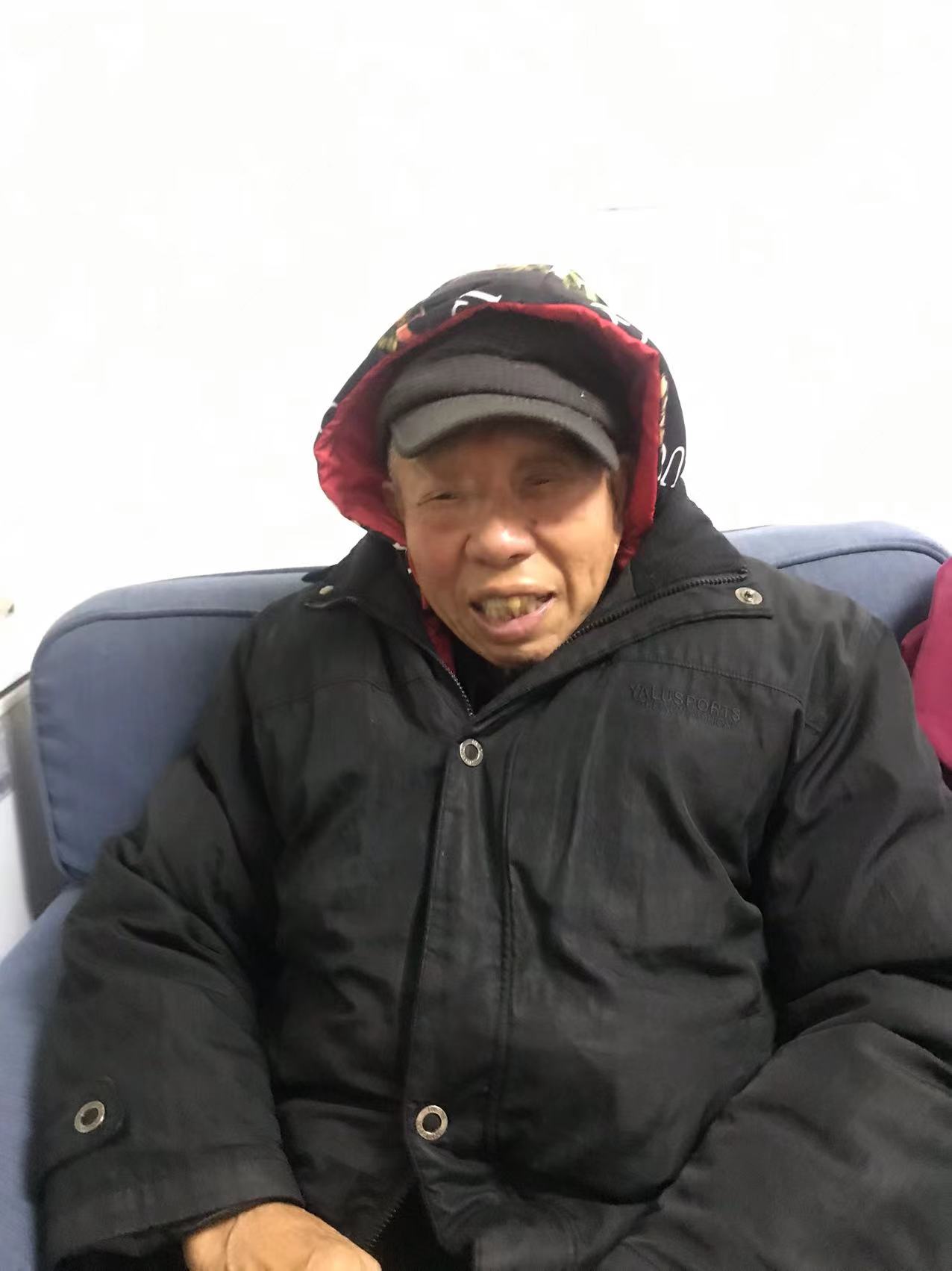 走失者照片 希望爱心人士留意给过您身边的单个老...