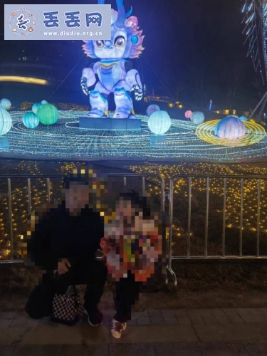 走失者照片 寻找黑色格子手提包