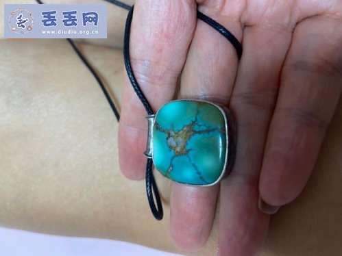 走失者照片 黑色双肩包