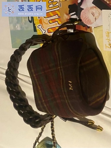 走失者照片 寻找红色格纹包 旁边有两个挂饰