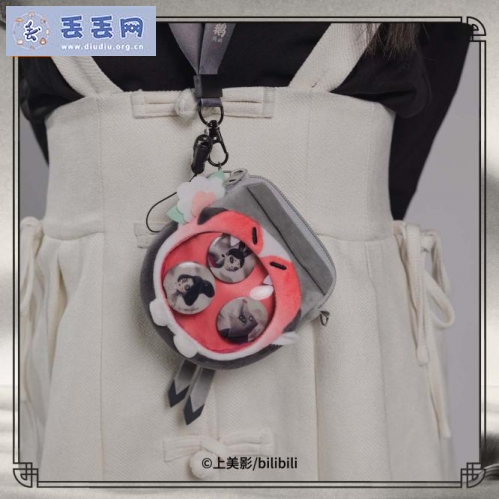 走失者照片 鲍奕彤的身份证并狐狸书生耳机包