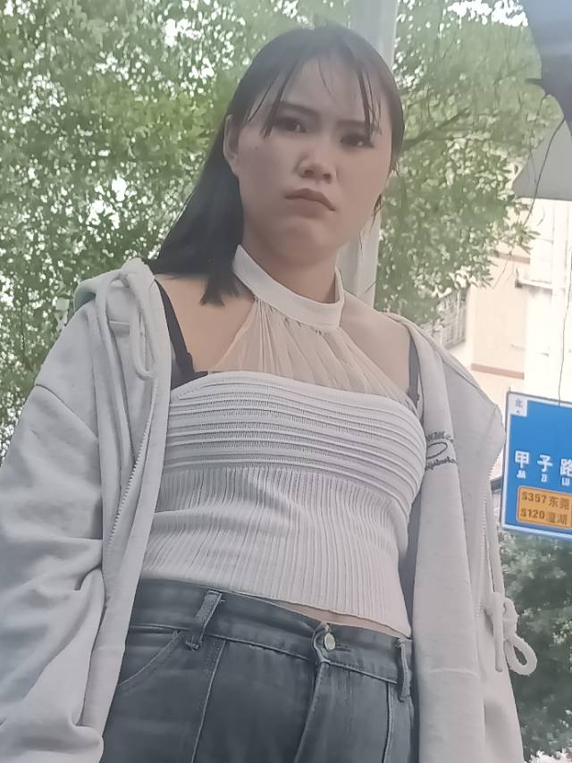 走失者照片 大家帮忙找找看见的，所以上打个电话...