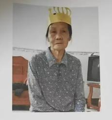 走失者照片 桂林市寻人：八旬老太走失，戴红色帽...