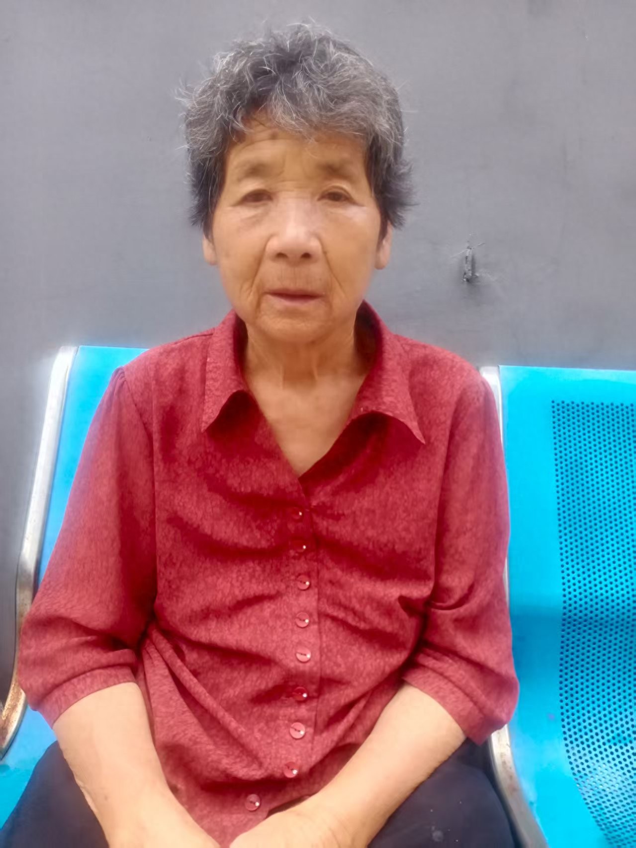 走失者照片 洛阳市寻人：七旬老太走失，穿枣红色...