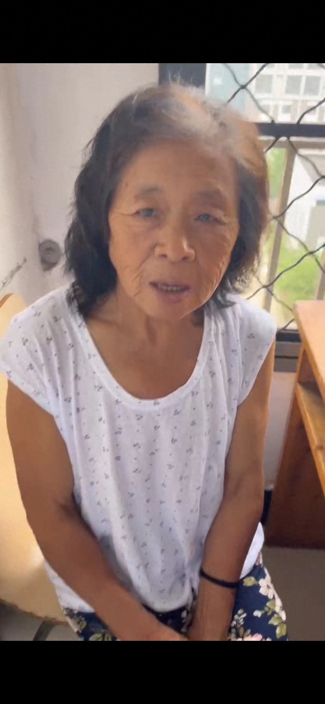 走失者照片 济宁市寻亲：七旬老太被救助，穿白色...