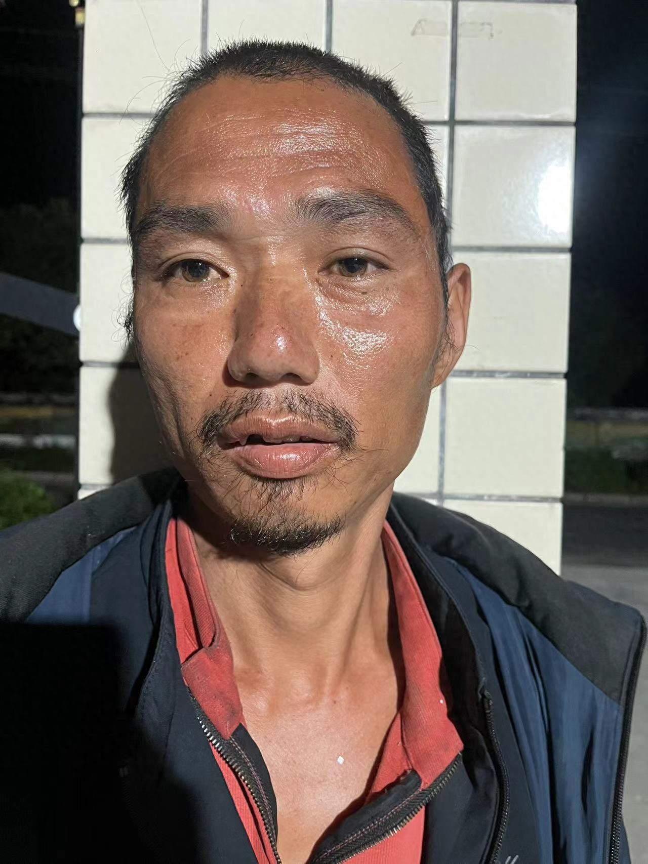 走失者照片 广州市寻亲：中年男子被救助，穿深蓝...