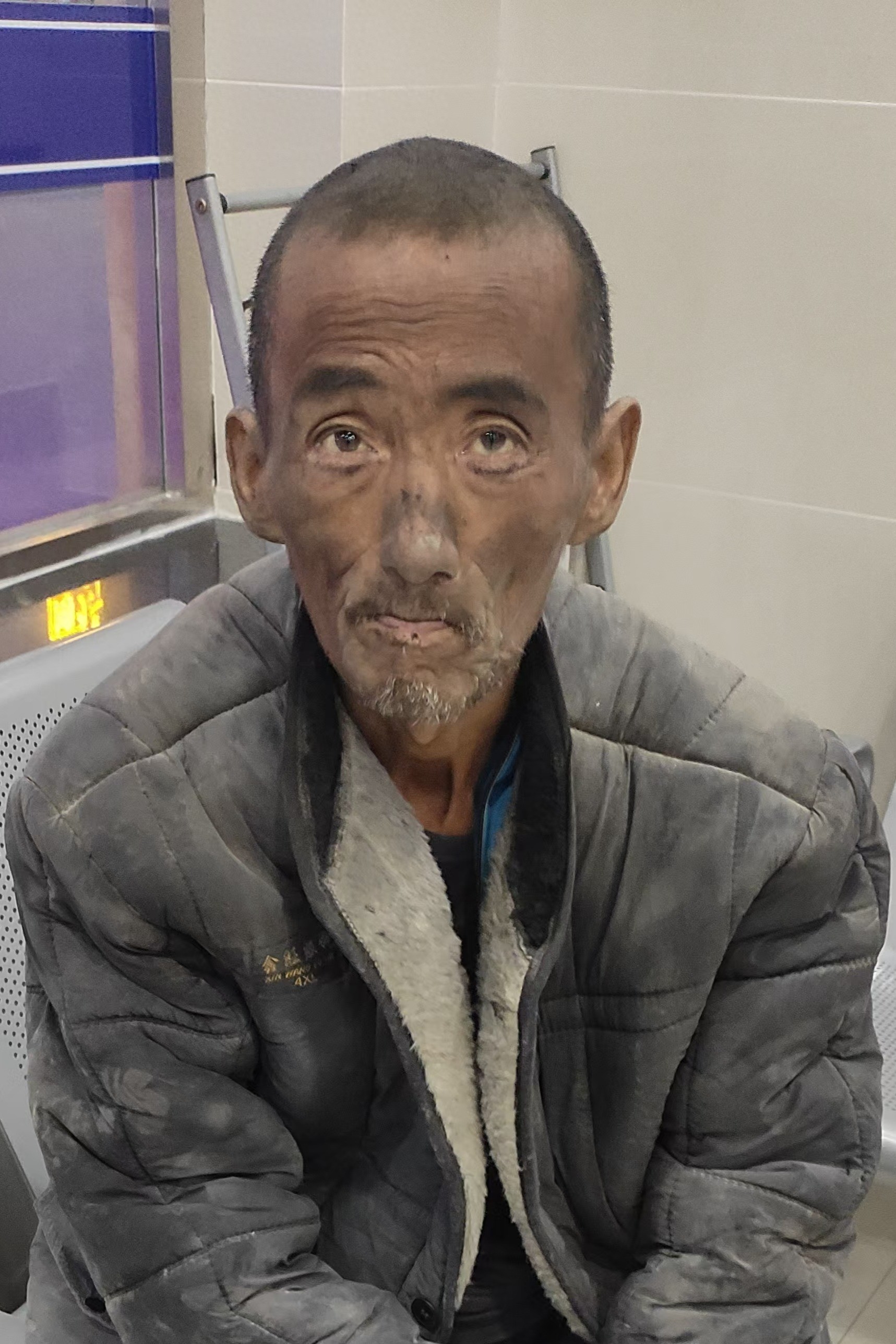 走失者照片 忻州市寻亲：六旬老人被救助，穿黑色...