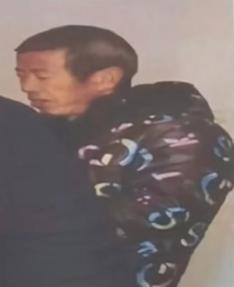 走失者照片 黄冈市寻人：七旬老人走失，穿字母图...
