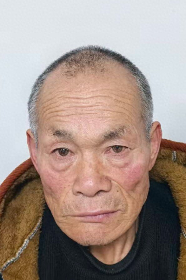 走失者照片 呼和浩特市寻亲：八旬老人被救助，穿...