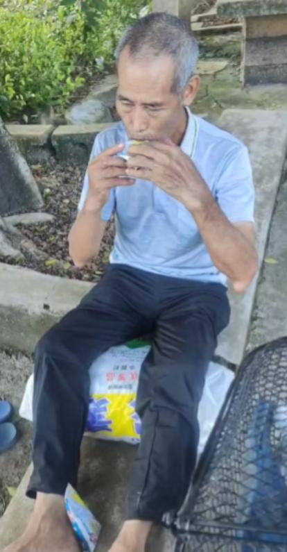 走失者照片 南宁市寻人：六旬老人走失，穿蓝色短...
