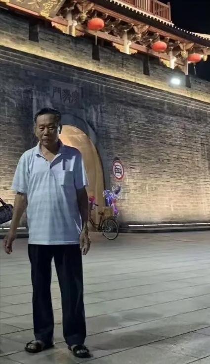 走失者照片 潮州市寻人：八旬老人走失，穿白色条...