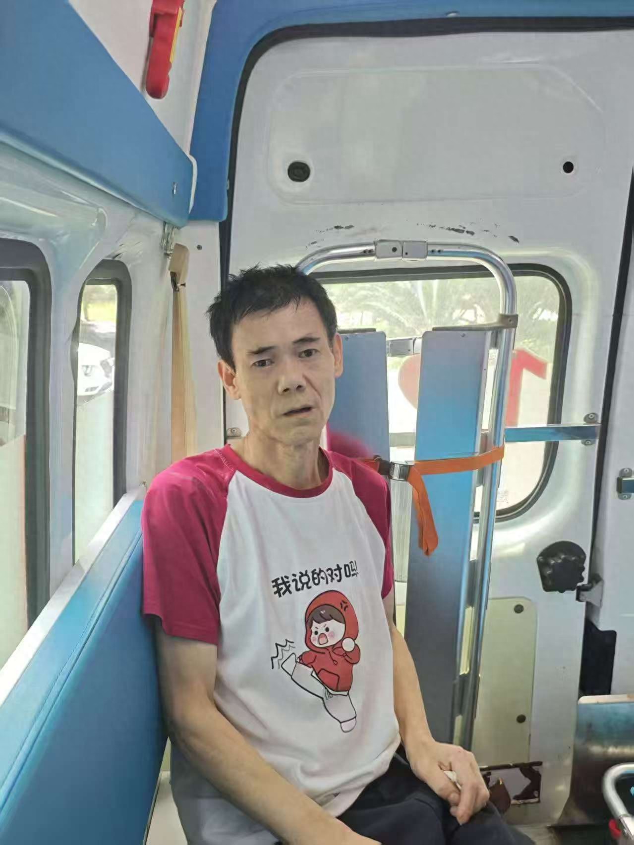 走失者照片 株洲市寻亲：五旬男子被救助，穿红白...
