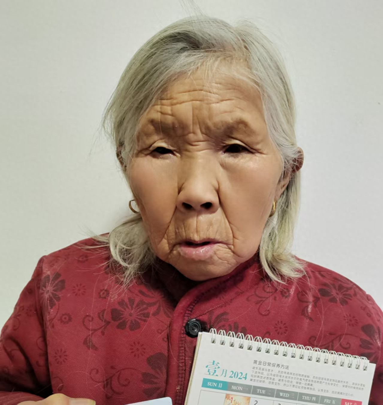 走失者照片 郑州市寻人：八旬老太走失，戴红色帽...