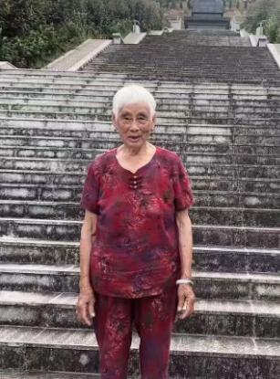走失者照片 娄底市涟源市寻人：八旬老太走失，白...