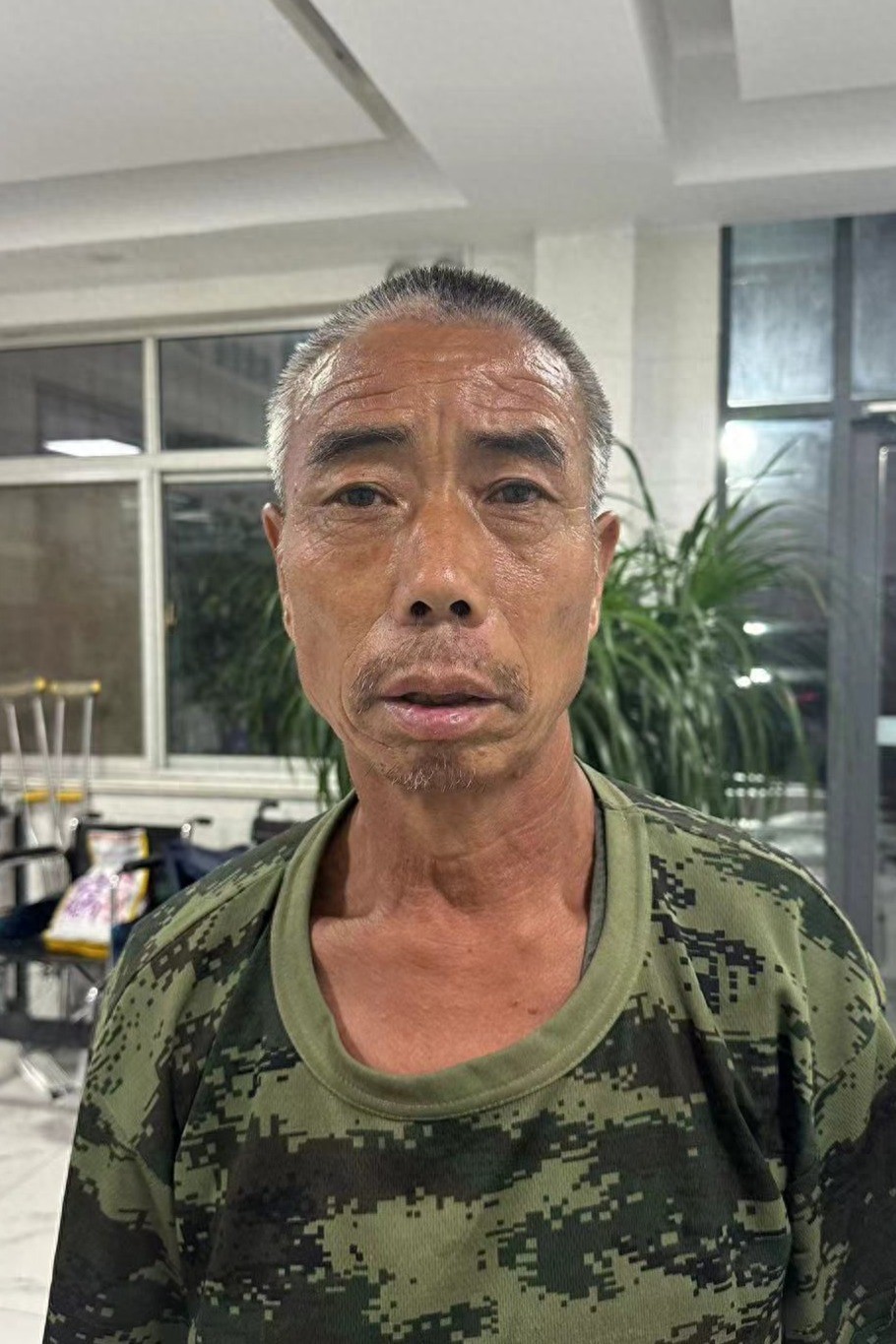 走失者照片 泰安市寻亲：五旬男子被救助，穿迷彩...