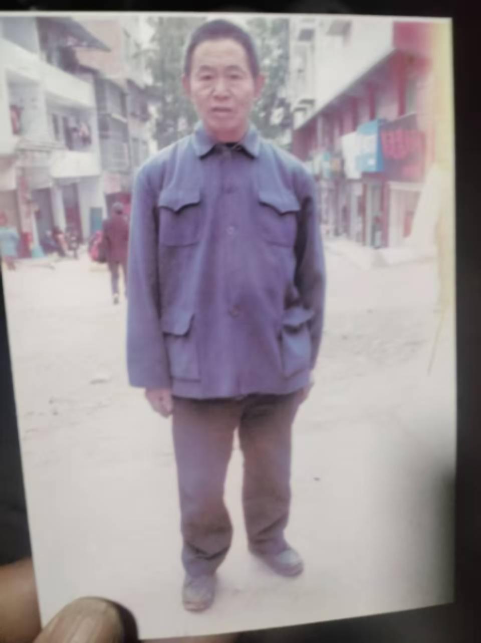 走失者照片 达州市寻人：七旬老人走失，穿深灰色...
