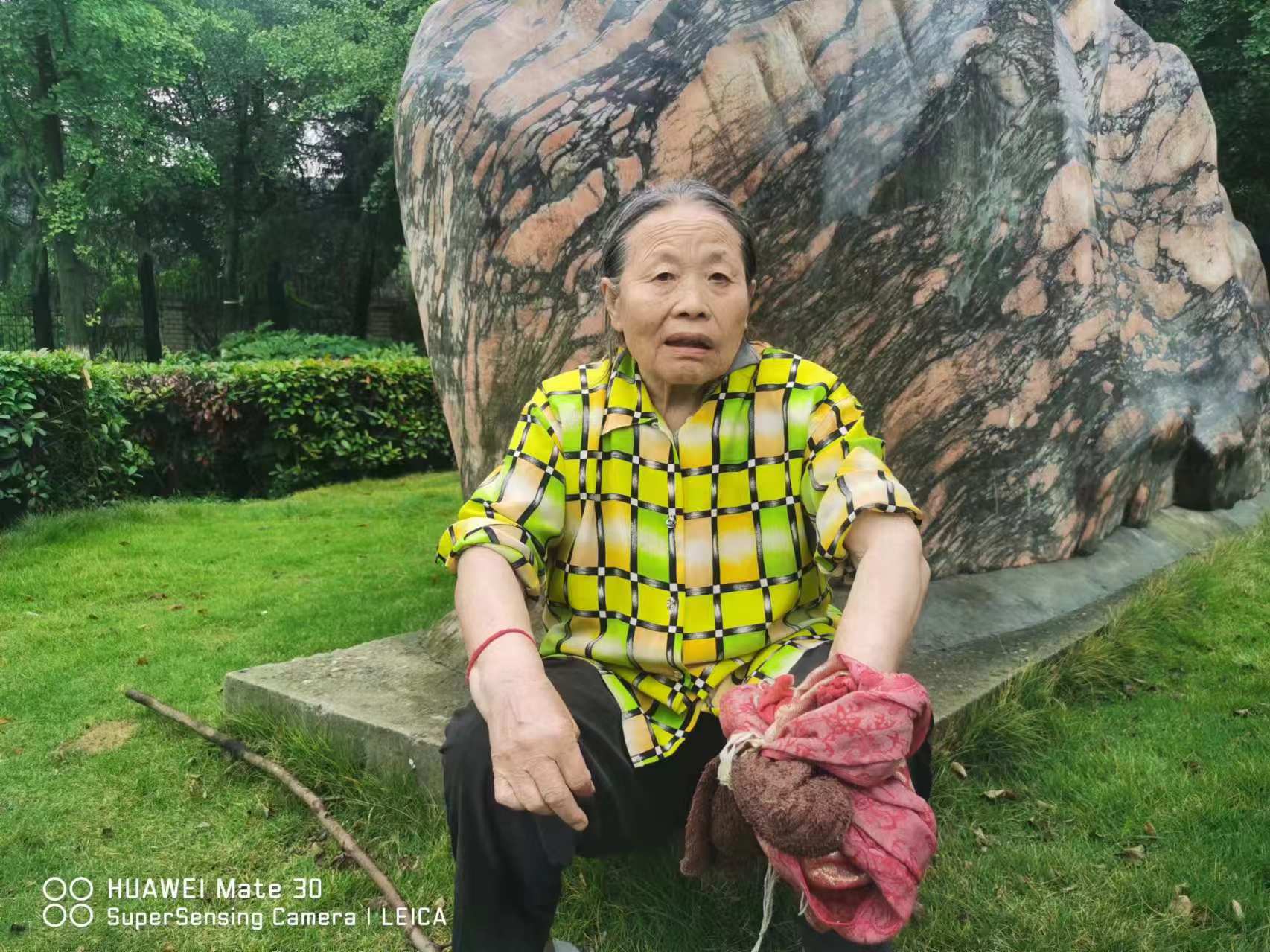 走失者照片 襄阳市寻亲：六旬老太被救助，穿花色...