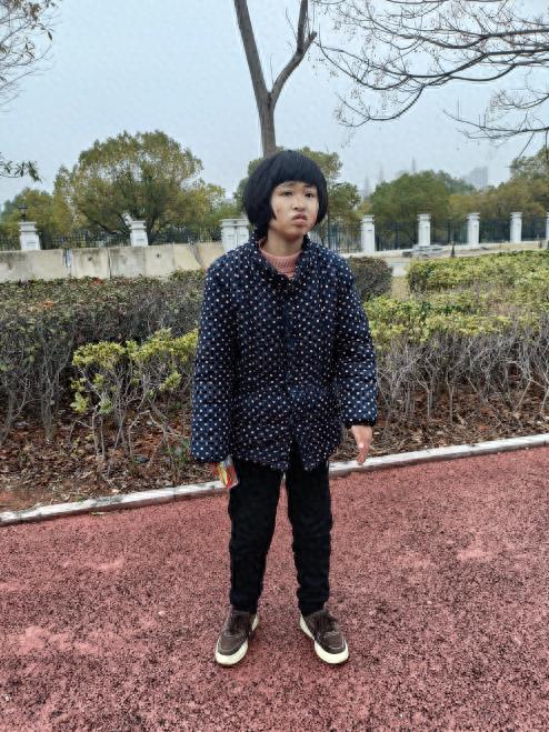 走失者照片 新余市寻亲：青年女子被救助，穿蓝底...