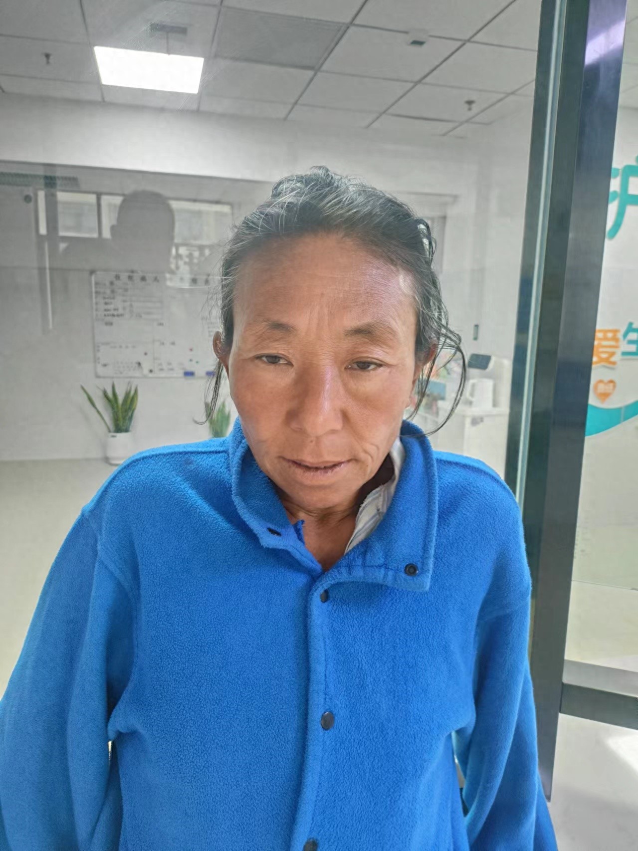 走失者照片 合肥市寻亲：五旬女子被救助，穿灰色...