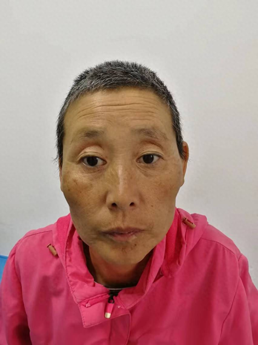 走失者照片 沈阳市寻亲：六旬老太被救助，穿粉色...
