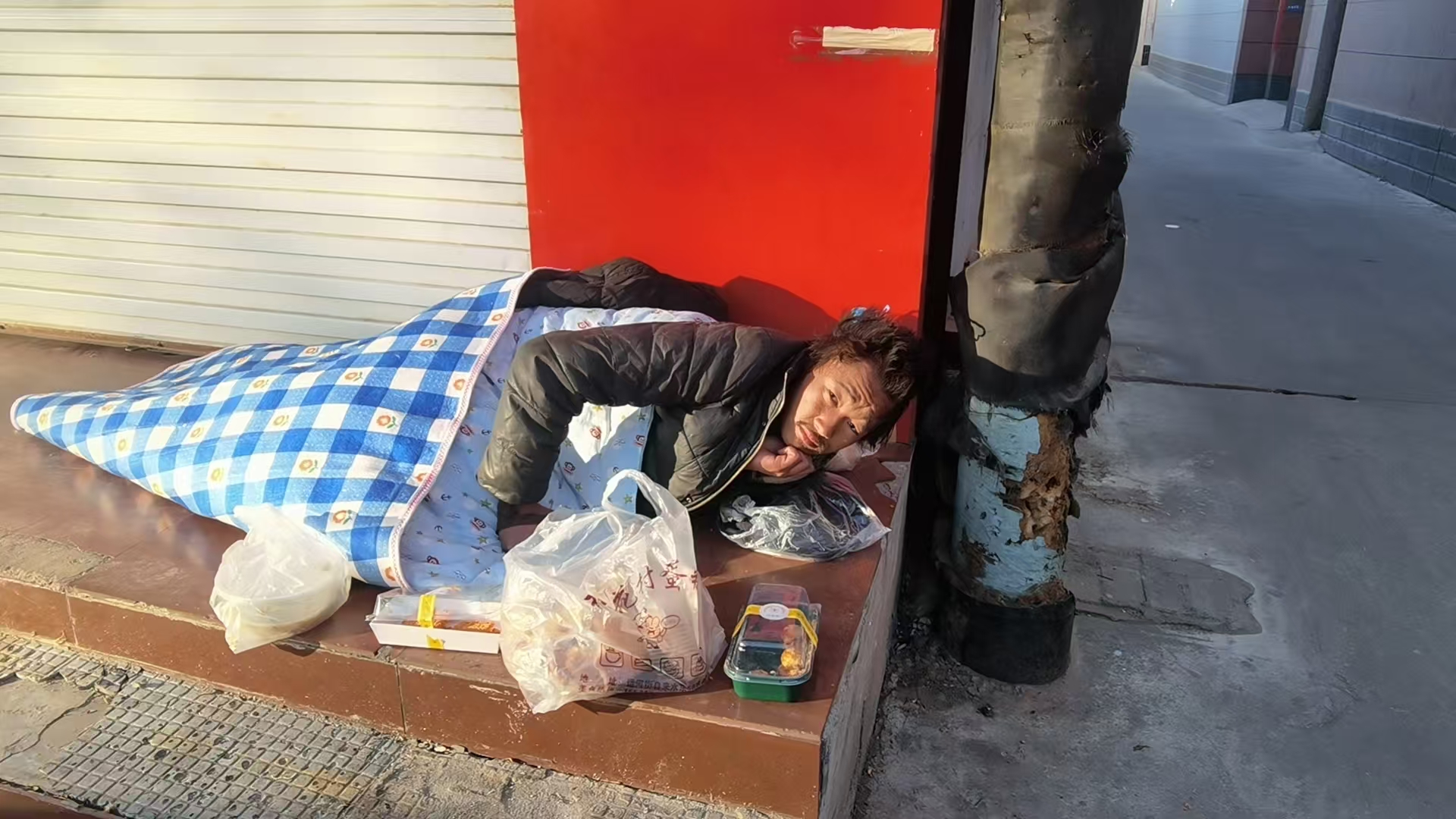 走失者照片 邢台市寻亲：青年男子被救助，穿黑色...