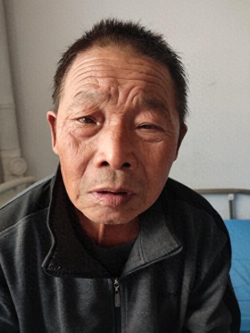 走失者照片 南阳市寻亲：六旬老人被救助，穿灰色...