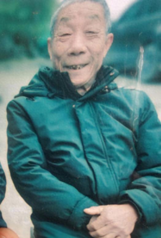 走失者照片 荆州市寻人：八旬老人走失，穿黑色棉...