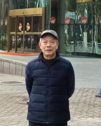 走失者照片 黄冈市寻人：七旬老人走失，戴灰色鸭...