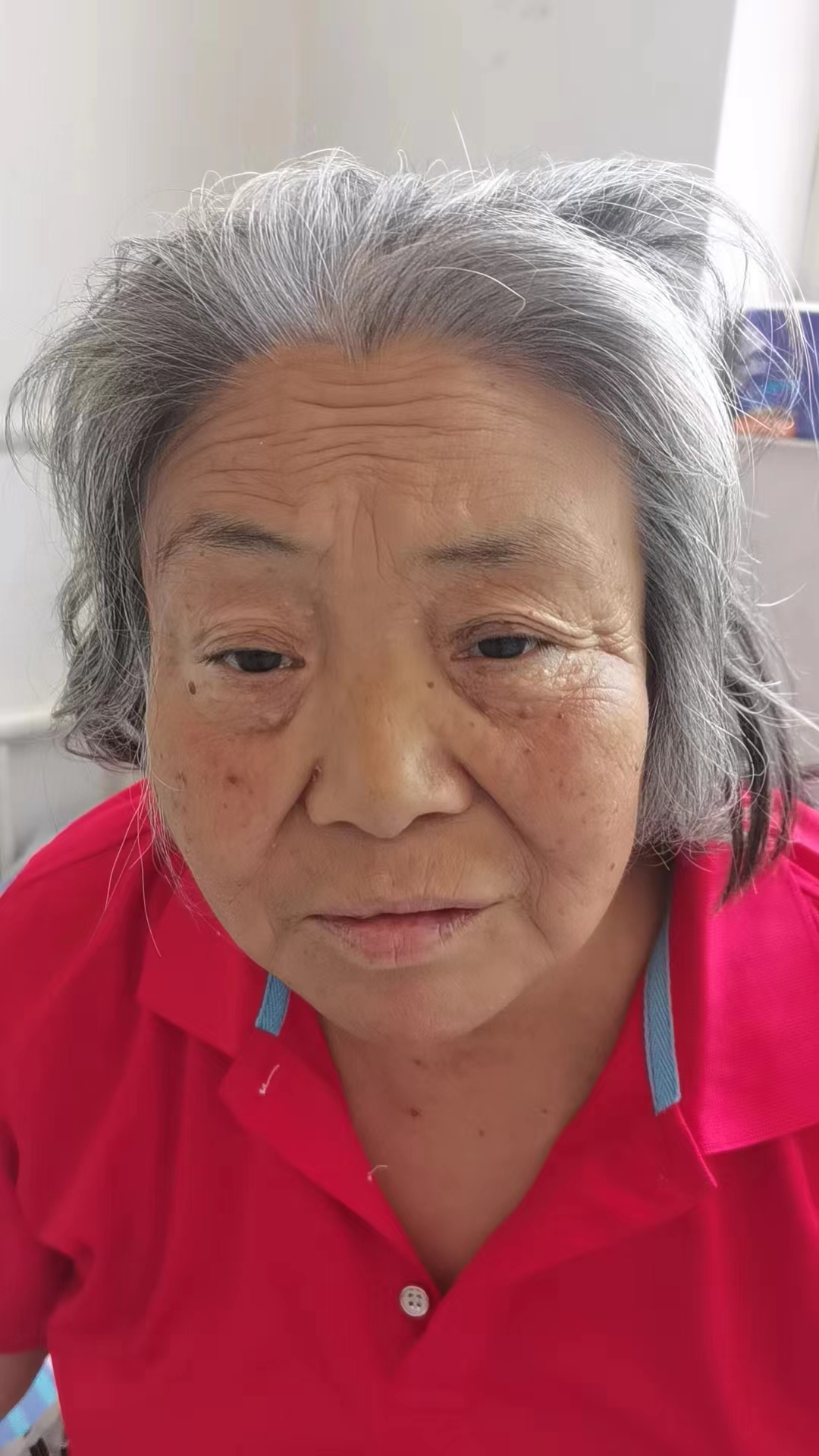 走失者照片 北京市寻亲：六旬老太被救助，穿灰色...