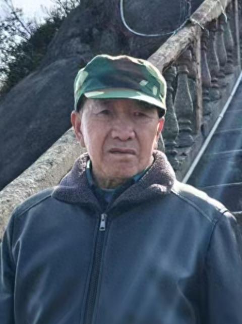 走失者照片 上饶市寻人：七旬老人走失，戴黑色鸭...