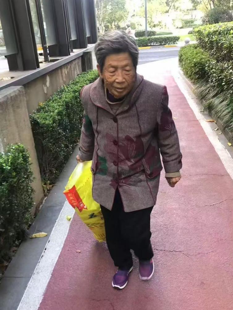走失者照片 南昌市寻人：七旬老太走失，穿蓝色花...