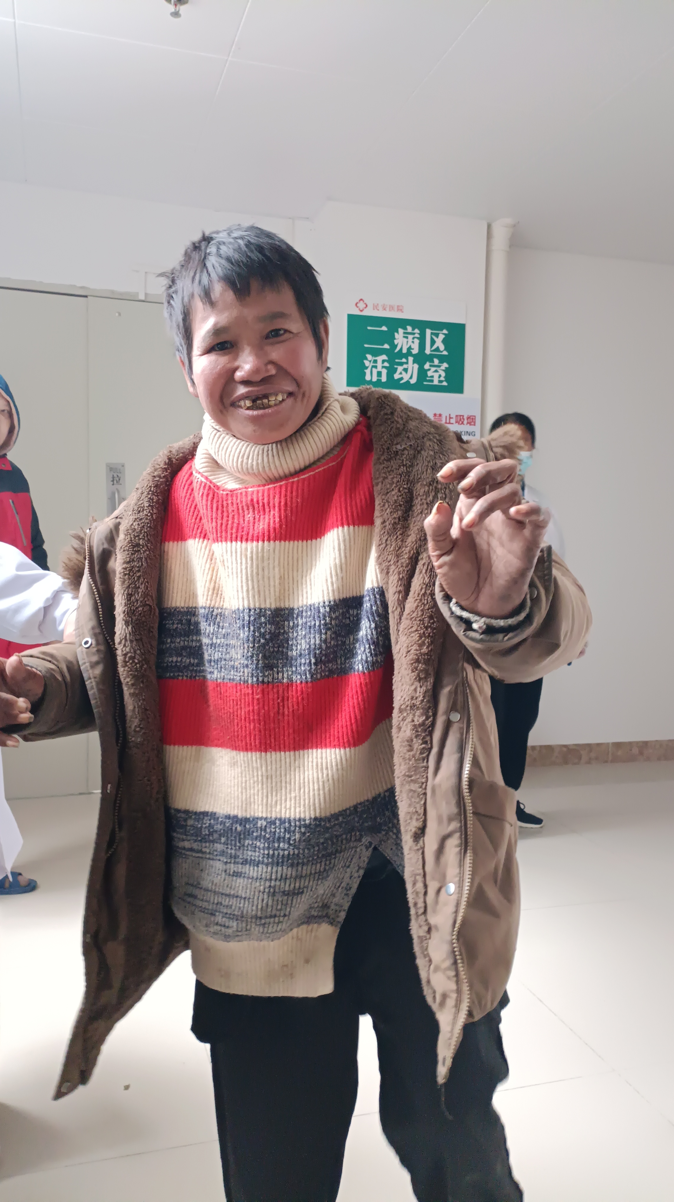 走失者照片 云浮市寻亲：五旬女子被救助，穿咖啡...