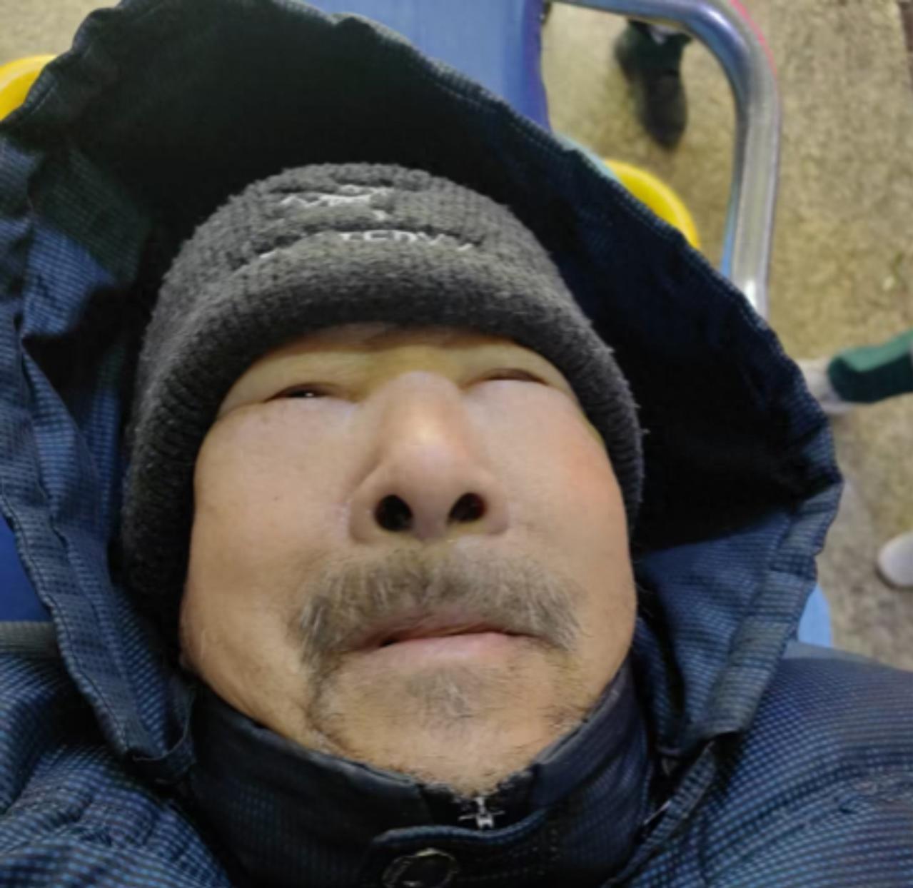 走失者照片 哈尔滨市寻亲：七旬老人被救助，穿藏...