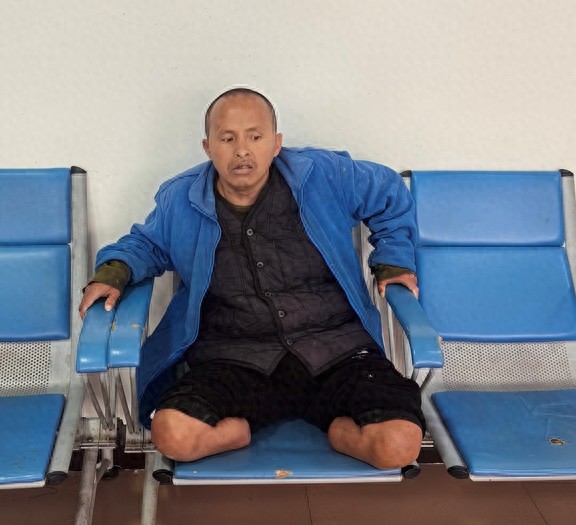 走失者照片 阿坝州寻亲：五旬男子被救助，穿蓝色...